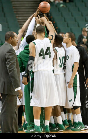 14 novembre 2010 - Cleveland, Ohio, États-Unis d'Amérique - Le Cleveland State Vikings tenez le 2010 World Vision Classic Trophy haut dans les airs après avoir battu 69-66 à l'état de Kent Wolstein Center de Cleveland (Ohio) pour gagner le 2010 World Vision Classic. (Crédit Image : © Frank Jansky/global/ZUMApress.com) Southcreek Banque D'Images