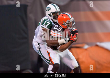 14 novembre 2010 - Cleveland, Ohio, États-Unis d'Amérique - évoluait Cleveland Browns Joe Haden (23) est abordé par New York Jets receveur Braylon Edwards (17) après avoir fait une interception pendant les heures supplémentaires. Les New York Jets défait les Cleveland Browns 26-20 en prolongation dans le match joué au stade Cleveland Browns à Cleveland (Ohio). (Crédit Image : © Frank Jansky/Southcree Banque D'Images