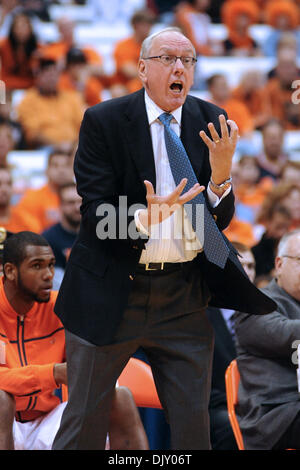 Le 15 novembre 2010 - Syracuse, New York, United States of America - Syracuse entraîneur en chef Jim Boeheim soutient un appel à l'audience dans la seconde moitié contre Canisius. Syracuse défait Canisius 86-67 devant une foule de 20 454 au Carrier Dome à Syracuse, New York. (Crédit Image : © Michael Johnson/ZUMApress.com) Southcreek/mondial Banque D'Images