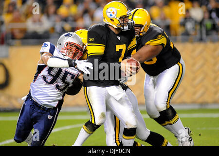 Le 15 novembre 2010 - Pittsburgh, Pennsylvanie, États-Unis d'Amérique - Pittsburgh Steelers' quarterback Ben Roethlisberger (7) échappe été licenciés au cours du deuxième trimestre par New England Patriots' linebacker Tully Banta-Cain (95) comme les Steelers prendre sur les Patriotes de Heinz a déposé à Pittsburgh, PA...défaite des patriotes les Steelers 39-26. (Crédit Image : © Dean Beattie/Southcreek Global/Z Banque D'Images