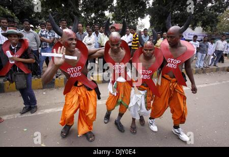 (131201) -- BHUBANESWAR, le 1er décembre 2013 (Xinhua) -- des militants d'une organisation sociale porter VIH SIDA logo du ruban rouge dans leurs road show dans un programme de sensibilisation sur le VIH SIDA à la veille de la Journée mondiale contre le sida dans l'Etat indien de l'est la capitale de l'Orissa Bhubaneswar, le 30 novembre 2013. (Xinhua/Stringer) Banque D'Images