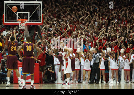 16 novembre 2010 - Albuquerque, New Mexico, United States of America - Arizona State University Trent garde Lockett (# 24) prend un coup franc tiré alors que Lobo fans tentent de détourner l'Lockett . Le jeune New Mexico Lobos ont montré leur force dominante défaisant Arizona State University 62-76 à la fosse à Albuquerque, Nouveau Mexique. (Crédit Image : © Long Nuygen/global/ZUMApres Southcreek Banque D'Images