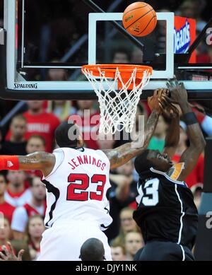 16 novembre 2010 - Louisville, Kentucky, États-Unis d'Amérique - Louisville avant Terrence Jennings (23) bloque le ballon sur Butler avant Khyle Marshall (23) durant le jeu. Louisville défait Butler 88-73 au KFC Yum Center de Louisville, Kentucky. (Crédit Image : © Scott Davis/ZUMApress.com) Southcreek/mondial Banque D'Images
