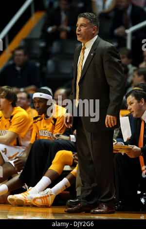 17 novembre 2010 - Knoxville, Tennessee, États-Unis d'Amérique - New York entraîneur en chef Bruce Pearl. New York bat Missouri State 60-56 à Thompson Boling arena de Knoxville, TN (crédit Image : © Mitch/jones/ZUMApress.com) mondial Southcreek Banque D'Images
