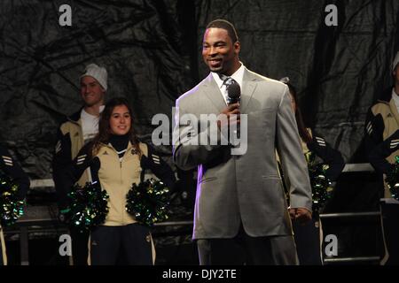 Nov 19, 2010 - New York, New York, États-Unis - NY Giants dvd JUSTIN TUCK. Le Lincoln Center a été choisi comme l'emplacement de Notre Dame a Pep Rally, avec la fanfare et le farfadet. Notre Dame joue contre l'armée au Yankee Stadium. (Crédit Image : © Lombard/ZUMAPRESS.com) Mariela Banque D'Images