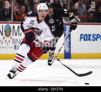 Nov 19, 2010 - Anaheim, Californie, États-Unis - Columbus Blue Jackets SAMUEL PAHLSSON centre de la Suède, à gauche, pousse la rondelle d'Anaheim Ducks aile gauche GEORGE PARROS durant la seconde période d'une partie de la LNH au Honda Center. (Crédit Image : © Jonathan Gibby/ZUMAPRESS.com) Banque D'Images