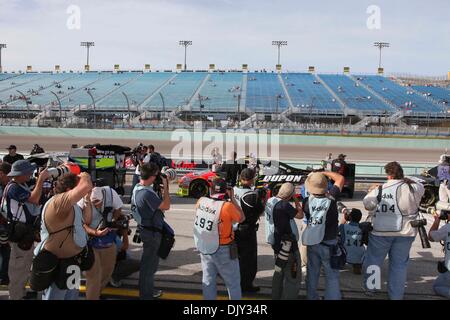 19 novembre 2010 - Homestead, Floride, États-Unis d'Amérique - photographes se rassemblent pour tirer sur Jeff Gordon pendant qu'il attend d'inline pour bénéficier de la NASCAR Sprint Cup Series Ford 400 à Homestead Miami Speedway à Homestead, Floride. (Crédit Image : © Ben Hicks/ZUMAPRESS.com) Southcreek/mondial Banque D'Images