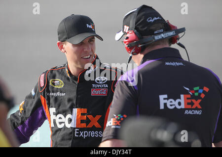 19 novembre 2010 - Homestead, Floride, États-Unis d'Amérique - Danny Hamlin parler avec son chef de l'équipe de Mike Ford avant ses tours de qualification pour la NASCAR Sprint Cup Series Ford 400 à Homestead Miami Speedway à Homestead, Floride. (Crédit Image : © Ben Hicks/ZUMAPRESS.com) Southcreek/mondial Banque D'Images