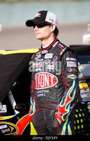 19 novembre 2010 - Homestead, Floride, États-Unis d'Amérique - Jeff Gordon, attendant d'être dans sa voiture pour se qualifier pour la NASCAR Sprint Cup Series Ford 400 à Homestead Miami Speedway à Homestead, Floride. (Crédit Image : © Ben Hicks/ZUMAPRESS.com) Southcreek/mondial Banque D'Images