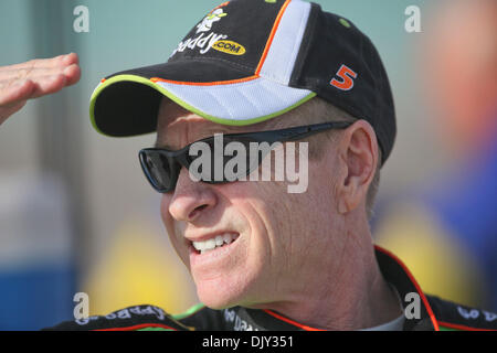 19 novembre 2010 - Homestead, Floride, États-Unis d'Amérique - Mark Martin regarde ses jeunes à la concurrence tout en se préparant à se qualifier pour la NASCAR Sprint Cup Series Ford 400 à Homestead Miami Speedway à Homestead, Floride. (Crédit Image : © Ben Hicks/ZUMAPRESS.com) Southcreek/mondial Banque D'Images