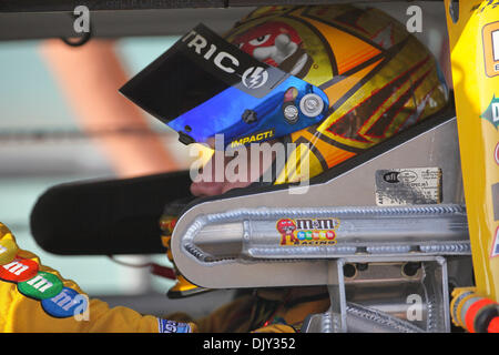 19 novembre 2010 - Homestead, Floride, États-Unis d'Amérique - Kyle Busch dans sa voiture sur le point de lancer son tour de qualification pour la NASCAR Sprint Cup Series Ford 400 à Homestead Miami Speedway à Homestead, Floride. (Crédit Image : © Ben Hicks/ZUMAPRESS.com) Southcreek/mondial Banque D'Images