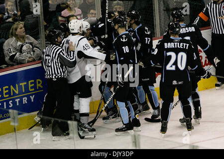 19 novembre 2010 - San Antonio, Texas, Etats-Unis d'Amérique - San Antonio Rampage winger Ryan Weston (18) poinçons Milwaukee Admirals défenseur Scott Ford (4) durant la première période, à l'AT&T Center. (Crédit Image : © Soobum Im/global/ZUMAPRESS.com) Southcreek Banque D'Images