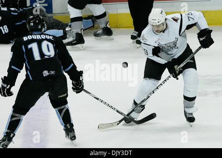 19 novembre 2010 - San Antonio, Texas, Etats-Unis d'Amérique - San Antonio Rampage winger Brett MacLean (79) et Milwaukee Admirals winger Gabriel Bourque (19) Bataille pour la rondelle durant la première période, à l'AT&T Center. (Crédit Image : © Soobum Im/global/ZUMAPRESS.com) Southcreek Banque D'Images