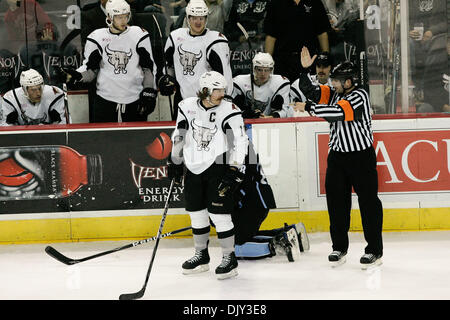 19 novembre 2010 - San Antonio, Texas, Etats-Unis d'Amérique - San Antonio Rampage winger Ryan Hollweg (11) réagit après appel sur une pénalité au cours de première période à l'AT&T Center. (Crédit Image : © Soobum Im/global/ZUMAPRESS.com) Southcreek Banque D'Images