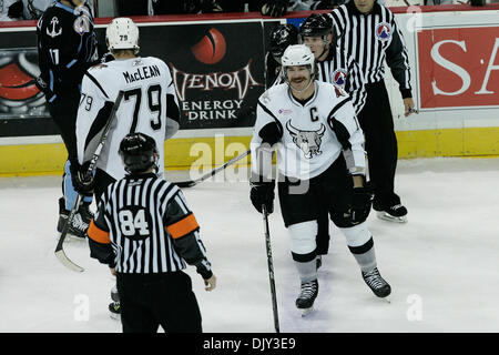 19 novembre 2010 - San Antonio, Texas, Etats-Unis d'Amérique - San Antonio Rampage winger Ryan Hollweg (11) réagit après appel sur une pénalité au cours de première période à l'AT&T Center. (Crédit Image : © Soobum Im/global/ZUMAPRESS.com) Southcreek Banque D'Images