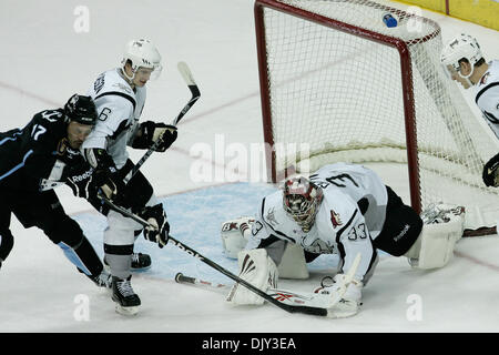 19 novembre 2010 - San Antonio, Texas, Etats-Unis d'Amérique - San Antonio Rampage gardien Matt Climie (33) fait une sauvegarde contre les Admirals de Milwaukee en première période à l'AT&T Center. (Crédit Image : © Soobum Im/global/ZUMAPRESS.com) Southcreek Banque D'Images