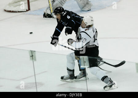 19 novembre 2010 - San Antonio, Texas, Etats-Unis d'Amérique - Milwaukee Admirals le défenseur Aaron Johnson (6) San Antonio Rampage winger Ryan Weston (18) durant la première période, à l'AT&T Center. (Crédit Image : © Soobum Im/global/ZUMAPRESS.com) Southcreek Banque D'Images