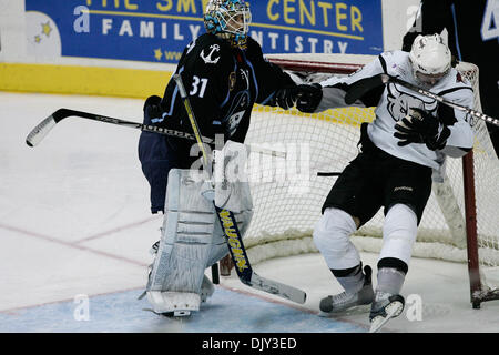 19 novembre 2010 - San Antonio, Texas, Etats-Unis d'Amérique - San Antonio Rampage winger Ryan Weston (18) tombe dans le filet pendant 2e période au AT&T Center. (Crédit Image : © Soobum Im/global/ZUMAPRESS.com) Southcreek Banque D'Images