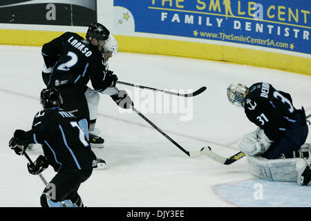 19 novembre 2010 - San Antonio, Texas, Etats-Unis d'Amérique - gardien Mark Dekanich Admirals de Milwaukee (31) fait une sauvegarde au cours de 2e période au AT&T Center. (Crédit Image : © Soobum Im/global/ZUMAPRESS.com) Southcreek Banque D'Images