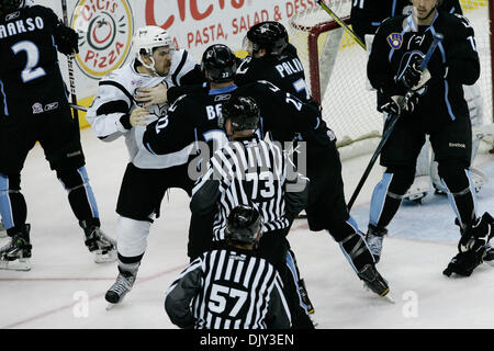 19 novembre 2010 - San Antonio, Texas, Etats-Unis d'Amérique - San Antonio Rampage center Bracken Kearns (à gauche) et à l'Admirals de Milwaukee Brett joueur Palin (droite) lutte dans la troisième période, à l'AT&T Center. (Crédit Image : © Soobum Im/global/ZUMAPRESS.com) Southcreek Banque D'Images