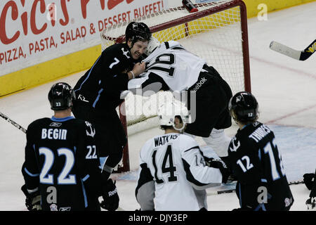 19 novembre 2010 - San Antonio, Texas, Etats-Unis d'Amérique - San Antonio Rampage center Bracken Kearns (à droite) et de l'Admirals de Milwaukee Brett Palin défenseur (gauche) lutte dans la troisième période, à l'AT&T Center. (Crédit Image : © Soobum Im/global/ZUMAPRESS.com) Southcreek Banque D'Images