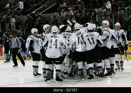 19 novembre 2010 - San Antonio, Texas, Etats-Unis d'Amérique - San Antonio Rampage coéquipier hugs San Antonio Rampage gardien Matt Climie (33) après avoir battu theAdmirals 4-3 heures supplémentaires dans une fusillade. (Crédit Image : © Soobum Im/global/ZUMAPRESS.com) Southcreek Banque D'Images