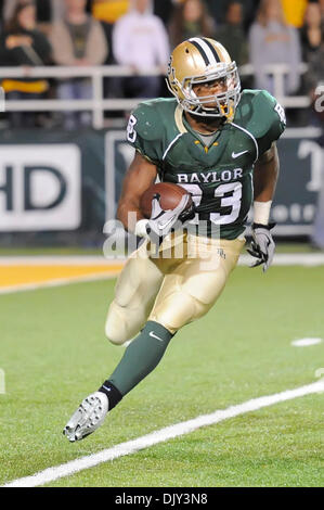 20 novembre 2010 - Waco, Texas, United States of America - Baylor Bears d'utiliser de nouveau Terrance Ganaway (24) retourne le kick off comme l'Oklahoma Sooners # 14 vaincre l'ours Baylor 53-24 au stade Floyd Casey à Waco, Texas. (Crédit Image : © Steven Leija/global/ZUMAPRESS.com) Southcreek Banque D'Images
