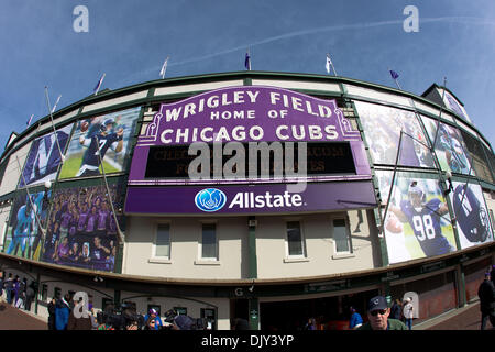 20 novembre 2010 - Chicago, Illinois, États-Unis d'Amérique - à l'extérieur de Wrigley Field avant le début de la NCAA football match entre l'Illinois Fighting Illini et le nord-ouest les Wildcats à Wrigley Field de Chicago, IL. (Crédit Image : © Geoffrey Siehr/ZUMAPRESS.com) Southcreek/mondial Banque D'Images