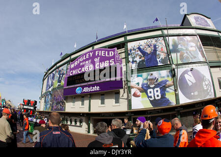 20 novembre 2010 - Chicago, Illinois, États-Unis d'Amérique - à l'extérieur de Wrigley Field avant le début de la NCAA football match entre l'Illinois Fighting Illini et le nord-ouest les Wildcats à Wrigley Field de Chicago, IL. (Crédit Image : © Geoffrey Siehr/ZUMAPRESS.com) Southcreek/mondial Banque D'Images