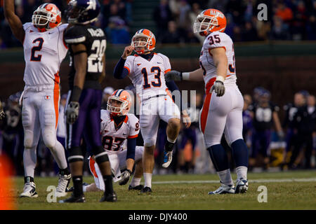 20 novembre 2010 - Chicago, Illinois, États-Unis d'Amérique - New York place kicker Derek Dimke (13) réagit après un 45 verges au cours de premier semestre de l'action NCAA football match entre l'Illinois Fighting Illini et le nord-ouest les Wildcats à Wrigley Field de Chicago, IL. A la mi-temps le nord-ouest de l'Illinois mène 27-24. (Crédit Image : © Geoffrey Siehr/Southcreek G Banque D'Images