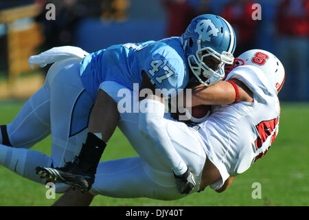 20 novembre 2010 - Chapel Hill, North Carolina, United States of America - North Carolina Tar Heels de secondeur Zach Brown (47) Faire de l'attaquer. Caroline du Nord de l'État de Caroline du Nord mène 13-10 à la mi-temps dans le match au stade de Kenan à Chapel Hill en Caroline du Nord. (Crédit Image : © Anthony Barham/global/ZUMAPRESS.com) Southcreek Banque D'Images