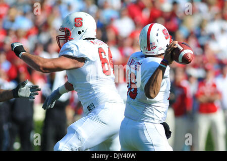 20 novembre 2010 - Chapel Hill, North Carolina, United States of America - North Carolina State Wolfpack quarterback Russell Wilson (16)revient à passer. Caroline du Nord de l'État de Caroline du Nord mène 13-10 à la mi-temps dans le match au stade de Kenan à Chapel Hill en Caroline du Nord. (Crédit Image : © Anthony Barham/global/ZUMAPRESS.com) Southcreek Banque D'Images