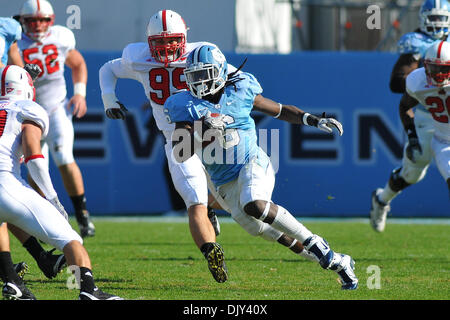 20 novembre 2010 - Chapel Hill, North Carolina, United States of America - North Carolina Tar Heels running back Anthony Elzy (6) exécute la balle jusqu'au milieu. Caroline du Nord de l'État de Caroline du Nord mène 13-10 à la mi-temps dans le match au stade de Kenan à Chapel Hill en Caroline du Nord. (Crédit Image : © Anthony Barham/global/ZUMAPRESS.com) Southcreek Banque D'Images