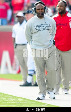 20 novembre 2010 - Louisville, Kentucky, États-Unis d'Amérique - Louisville Cardinals entraîneur en chef Charlie forte. West Virginia Mountaineers mène Louisville Cardinals 14 -10 à la mi PaPa Johns Cardinal Stadium Louisville, Kentucky. (Crédit Image : © Scott Davis/ZUMAPRESS.com) Southcreek/mondial Banque D'Images