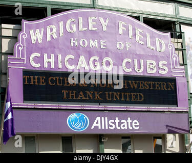 Nov 20, 2010 - Chicago, Illinois, États-Unis - Allstate Wrigleyville Classic match de football entre l'Université de l'Illinois Fighting Illini et les Wildcats de l'Université Northwestern à Wrigley Field. L'Illinois a défait le nord-ouest de 48 à 27. (Crédit Image : © Mike Granse/ZUMAPRESS.com) Banque D'Images