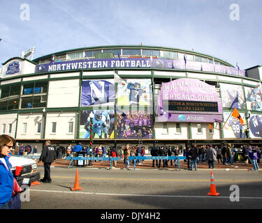 Nov 20, 2010 - Chicago, Illinois, États-Unis - Allstate Wrigleyville Classic match de football entre l'Université de l'Illinois Fighting Illini et les Wildcats de l'Université Northwestern à Wrigley Field. L'Illinois a défait le nord-ouest de 48 à 27. (Crédit Image : © Mike Granse/ZUMAPRESS.com) Banque D'Images