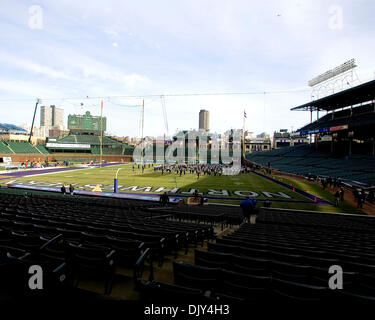 Nov 20, 2010 - Chicago, Illinois, États-Unis - Allstate Wrigleyville Classic match de football entre l'Université de l'Illinois Fighting Illini et les Wildcats de l'Université Northwestern à Wrigley Field. L'Illinois a défait le nord-ouest de 48 à 27. (Crédit Image : © Mike Granse/ZUMAPRESS.com) Banque D'Images