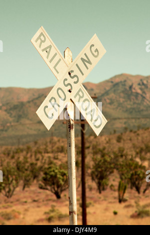 Railroad crossing sign dans le désert Banque D'Images