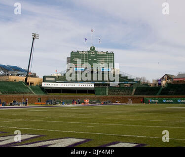 Nov 20, 2010 - Chicago, Illinois, États-Unis - Allstate Wrigleyville Classic match de football entre l'Université de l'Illinois Fighting Illini et les Wildcats de l'Université Northwestern à Wrigley Field. L'Illinois a défait le nord-ouest de 48 à 27. (Crédit Image : © Mike Granse/ZUMAPRESS.com) Banque D'Images