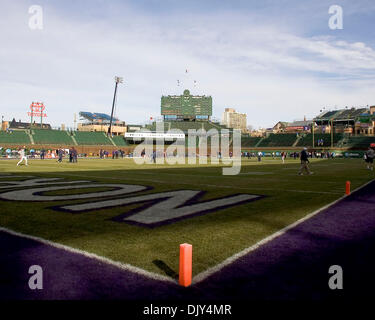 Nov 20, 2010 - Chicago, Illinois, États-Unis - Allstate Wrigleyville Classic match de football entre l'Université de l'Illinois Fighting Illini et les Wildcats de l'Université Northwestern à Wrigley Field. L'Illinois a défait le nord-ouest de 48 à 27. (Crédit Image : © Mike Granse/ZUMAPRESS.com) Banque D'Images