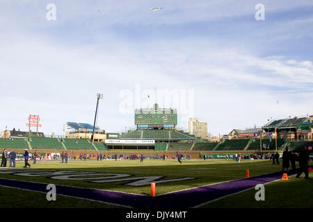 Nov 20, 2010 - Chicago, Illinois, États-Unis - Allstate Wrigleyville Classic match de football entre l'Université de l'Illinois Fighting Illini et les Wildcats de l'Université Northwestern à Wrigley Field. L'Illinois a défait le nord-ouest de 48 à 27. (Crédit Image : © Mike Granse/ZUMAPRESS.com) Banque D'Images