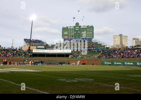 Nov 20, 2010 - Chicago, Illinois, États-Unis - Allstate Wrigleyville Classic match de football entre l'Université de l'Illinois Fighting Illini et les Wildcats de l'Université Northwestern à Wrigley Field. L'Illinois a défait le nord-ouest de 48 à 27. (Crédit Image : © Mike Granse/ZUMAPRESS.com) Banque D'Images