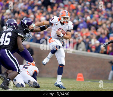 Nov 20, 2010 - Chicago, Illinois, États-Unis - Nathan Scheelhaase - Allstate Wrigleyville Classic match de football entre l'Université de l'Illinois Fighting Illini et les Wildcats de l'Université Northwestern à Wrigley Field. L'Illinois a défait le nord-ouest de 48 à 27. (Crédit Image : © Mike Granse/ZUMAPRESS.com) Banque D'Images