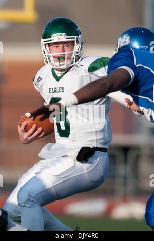 20 novembre 2010 - Buffalo, New York, États-Unis d'Amérique - l'Eastern Michigan quarterback Alex Gillett (# 8) en action contre les Buffalo Bulls à UB Stadium. L'Eastern Michigan a gagné le match 21-17. (Crédit Image : © Mark Konezny/ZUMAPRESS.com) Southcreek/mondial Banque D'Images