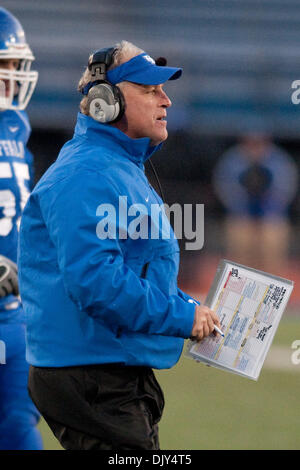 20 novembre 2010 - Buffalo, New York, États-Unis d'Amérique - Buffalo Bulls Head coach Jeff Quinn lors d'un match contre les Eagles à Eastern Michigan UB Stadium. L'Eastern Michigan a gagné le match 21-17. (Crédit Image : © Mark Konezny/ZUMAPRESS.com) Southcreek/mondial Banque D'Images