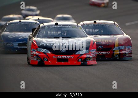 20 novembre 2010 - Homestead, Floride, États-Unis d'Amérique - Kyle Busch menant la course pendant la série Nationwide de NASCAR Ford 300 à Homestead Miami Speedway à Homestead, Floride. (Crédit Image : © Ben Hicks/ZUMAPRESS.com) Southcreek/mondial Banque D'Images