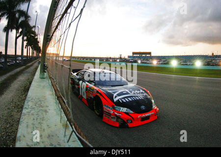 20 novembre 2010 - Homestead, Floride, États-Unis d'Amérique - Kyle Busch menant la course pendant la série Nationwide de NASCAR Ford 300 à Homestead Miami Speedway à Homestead, Floride. (Crédit Image : © Ben Hicks/ZUMAPRESS.com) Southcreek/mondial Banque D'Images