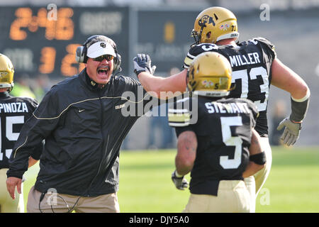 20 novembre 2010 - Boulder, Colorado, United States of America - Entraîneur-chef intérimaire de l'Université du Colorado Brian Cabral célèbre avec Ryan Miller et Rodney Stewart après un touché contre Kansas State. Colorado a battu Kansas State 44-36. (Crédit Image : © Michael Furman/ZUMAPRESS.com) Southcreek/mondial Banque D'Images