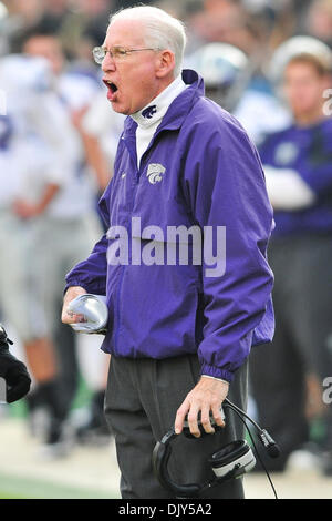 20 novembre 2010 - Boulder, Colorado, United States of America - Kansas State Wildcats l'entraîneur-chef Bill Snyder montre sa frustration après un examen va à l'encontre de son équipe contre l'Université du Colorado à buffles Folsom Field. Colorado a battu Kansas State 44-36. (Crédit Image : © Michael Furman/ZUMAPRESS.com) Southcreek/mondial Banque D'Images