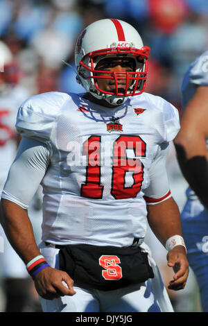 20 novembre 2010 - Chapel Hill, North Carolina, United States of America - North Carolina State Wolfpack quarterback Russell Wilson (16) s'approche de la ligne. Etat de Caroline du Nord après la défaite de la moitié de la Caroline du Nord 29-25 dans le match au stade de Kenan à Chapel Hill en Caroline du Nord. (Crédit Image : © Anthony Barham/global/ZUMAPRESS.com) Southcreek Banque D'Images